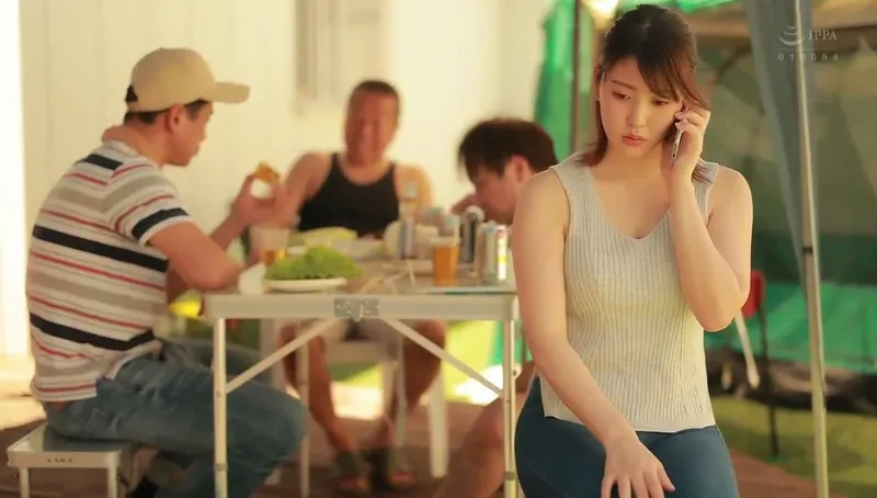 Người chồng khờ để vợ tham gia sự kiện cắm trại với mấy gã nhà sát bên và cái kết